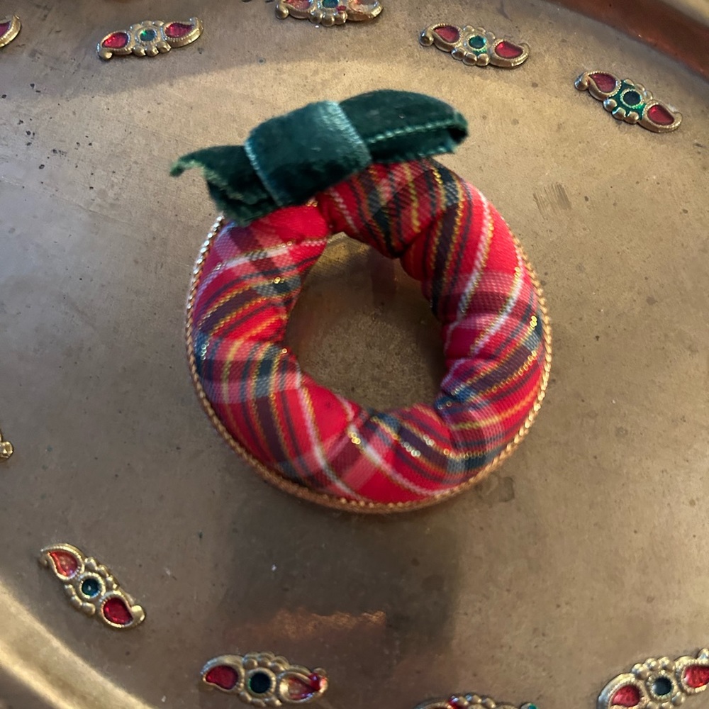 VTG Cloth Christmas Wreath Pin, green bow is coming off. By Avon, 1984.